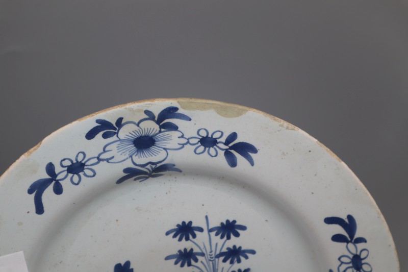 A pair of 18th century Dutch delft blue and white dishes, diameter 23cm